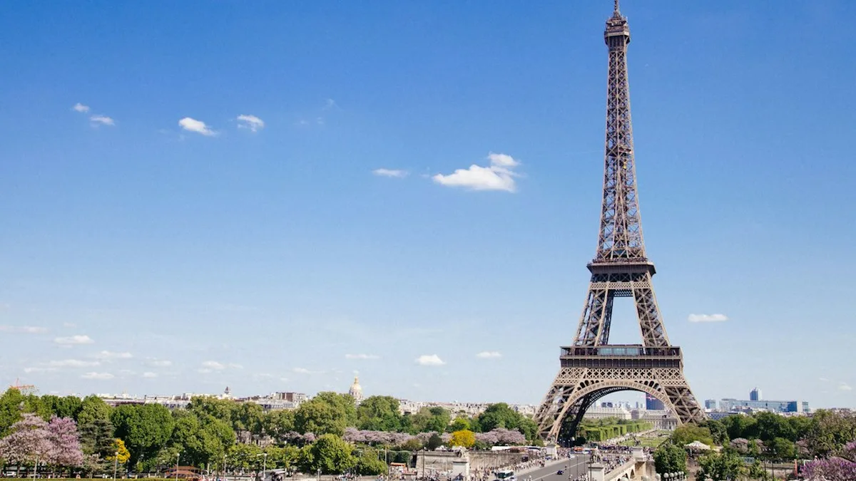 Où partir en avril en France en famille : mer, montagne ou ville