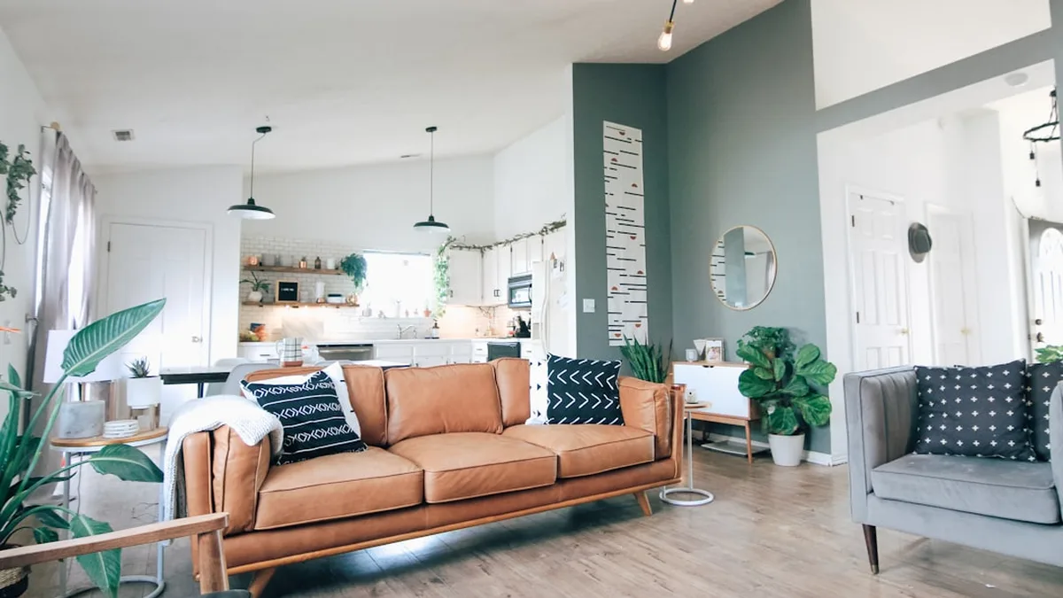 Quelle couleur avec du bois foncé : réchauffer sans alourdir
